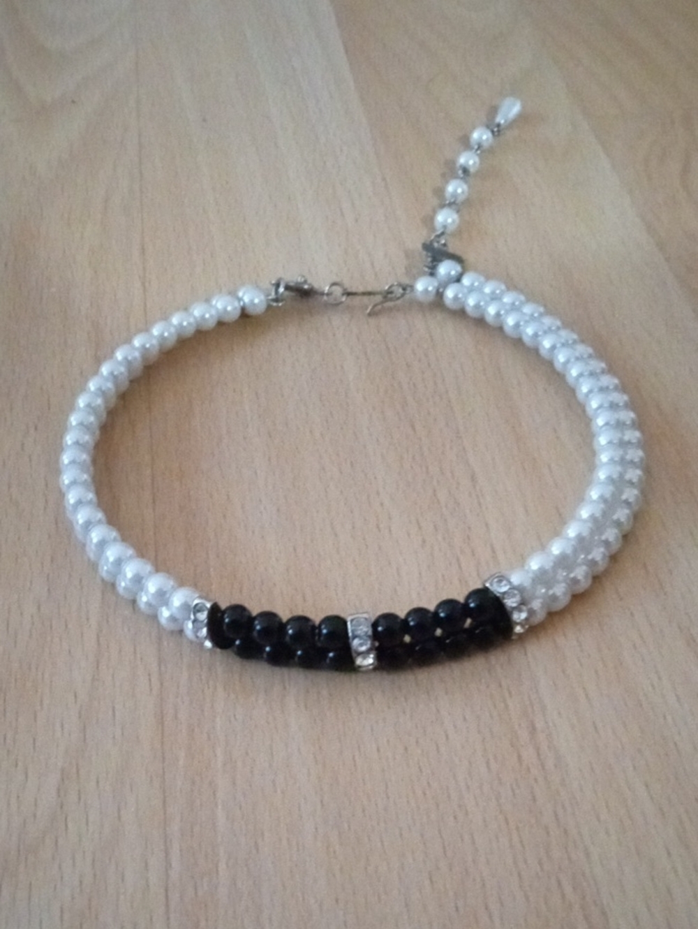 choker necklace  white Black simulated pearlswith a centralsection of Rhinestone